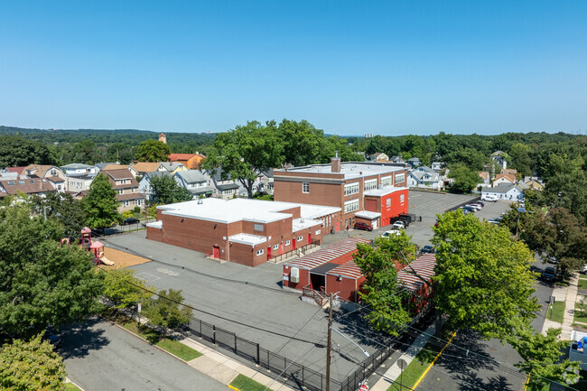 Franklin Elementary School has 29 full-time teachers and 1full-time school counselor.