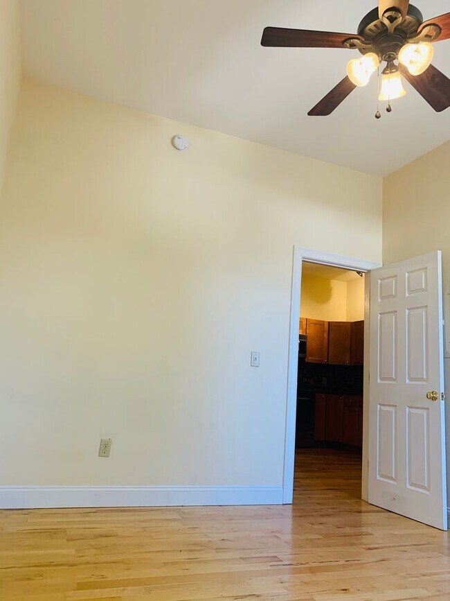 51 N Champlain St unit . 2 - Available N, Burlington, VT 05401 - photo 7