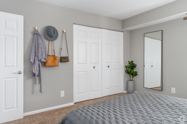 2BR, 1BA - 900SF