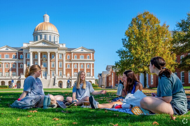 Just a short drive away for students, Warwick on the James provides convenient access to Christopher Newport University.
