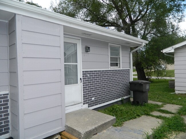 904 SE 10th St, Des Moines, IA 50309 - photo 2