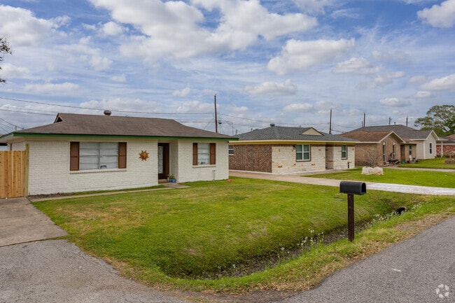 The Greater Hobby Area offers a mix of craftsman and ranch style homes.