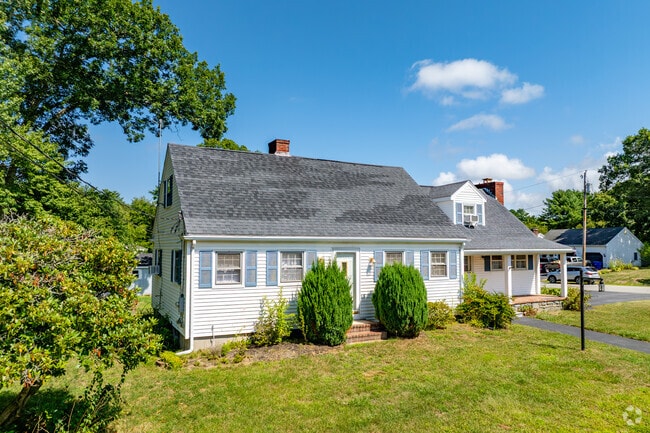 Cape Cod homes are common on tree‑lined streets in Elliotts Corner.