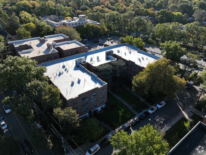 15 Canterbury Rd unit D13, Great Neck, NY 11021 - photo 2