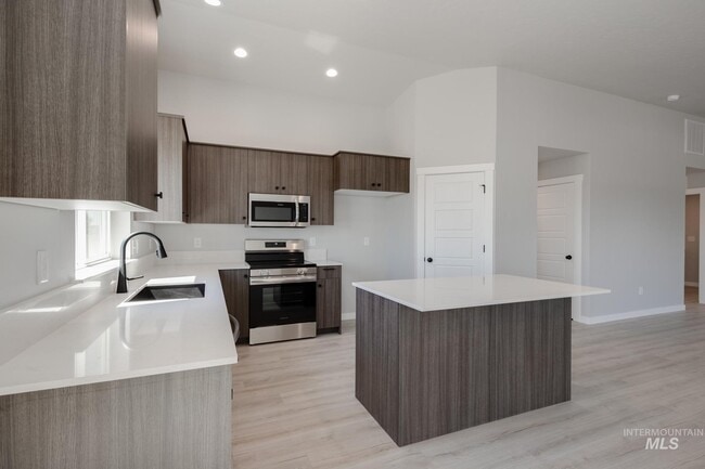 9038 W Camellia St, Nampa, ID 83687 - photo 3