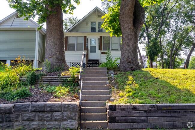 Some bungalows in Woodland Hills are on elevated lots.