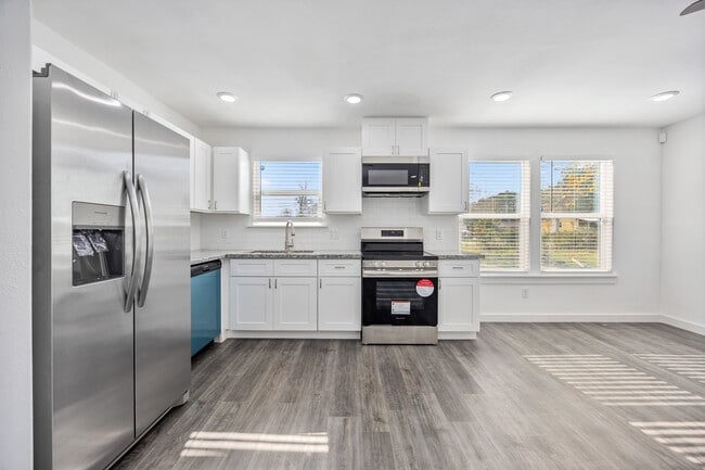 8211 Bigwood St, Houston, TX 77078 - photo 7