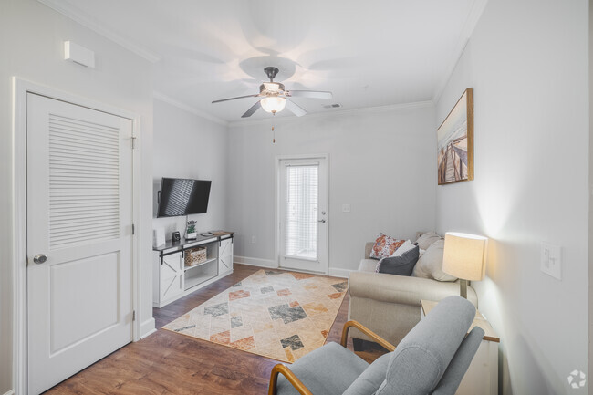 1BR, 1BA - 708SF - Living Room