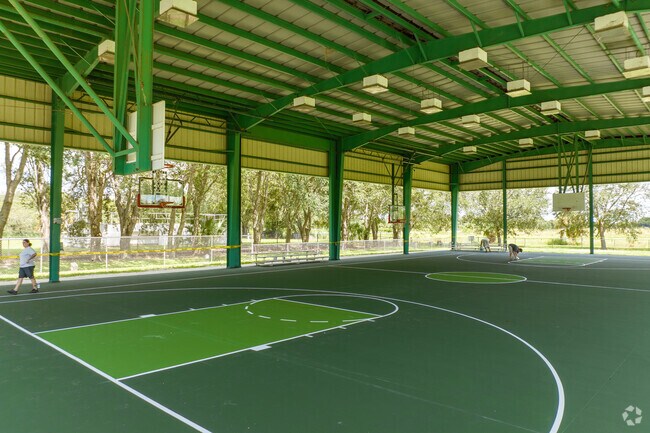 Charleston Park Alva offer covered and lit basketball courts.
