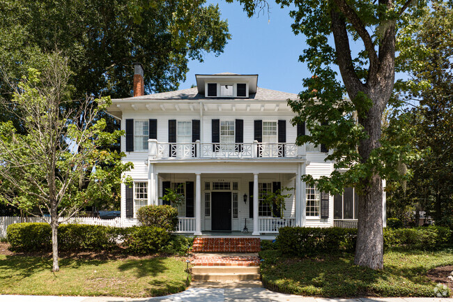 Large homes throughout Ardsley Park-Chatham Crescent are grand in design.