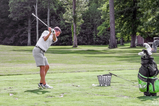 There are several courses near Crows Nest that offer various golfing experiences.