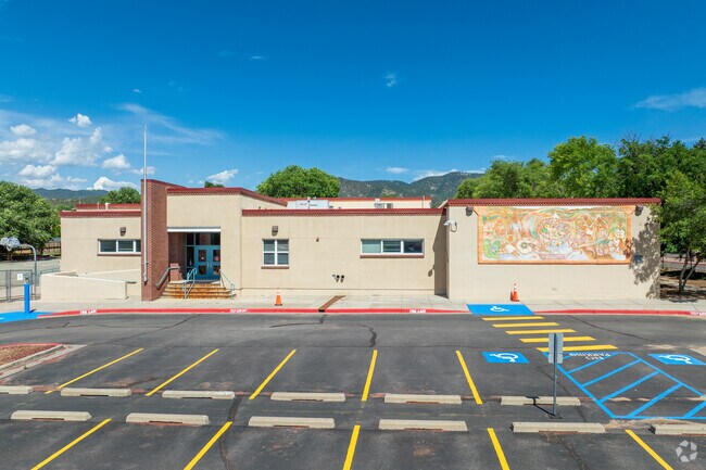 Acequia Madre Elementary earns a B-plus from Niche.