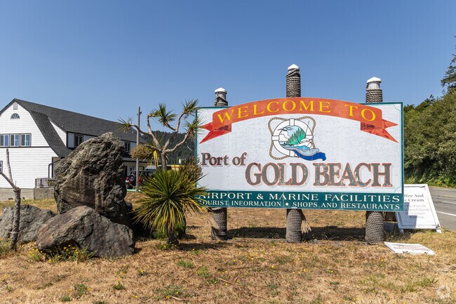 The nearby Port of Gold Beach offers shopping and dining opportunities.