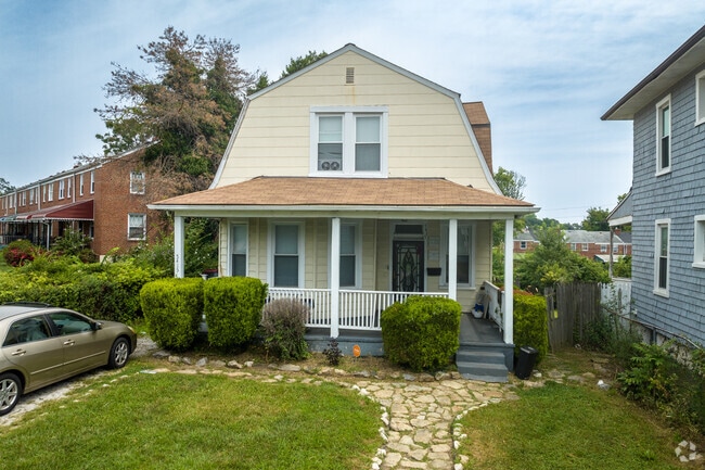 Along streets lined with rowhomes, large single-family homes are found in New Northwood.