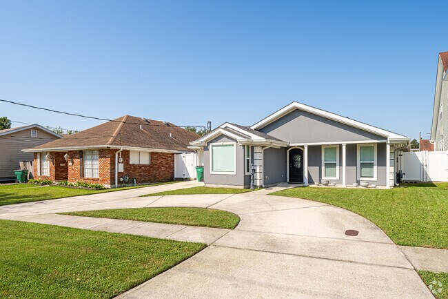 Bungalows and ranch style homes can be found in Metairie Lakefront.