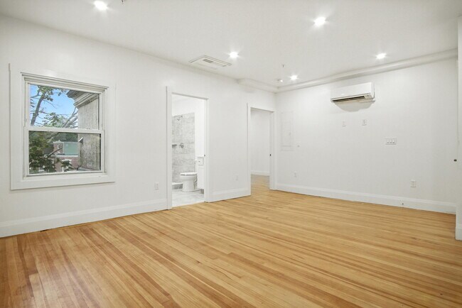 21 Regent Cir unit 6, Brookline, MA 02445 - photo 4