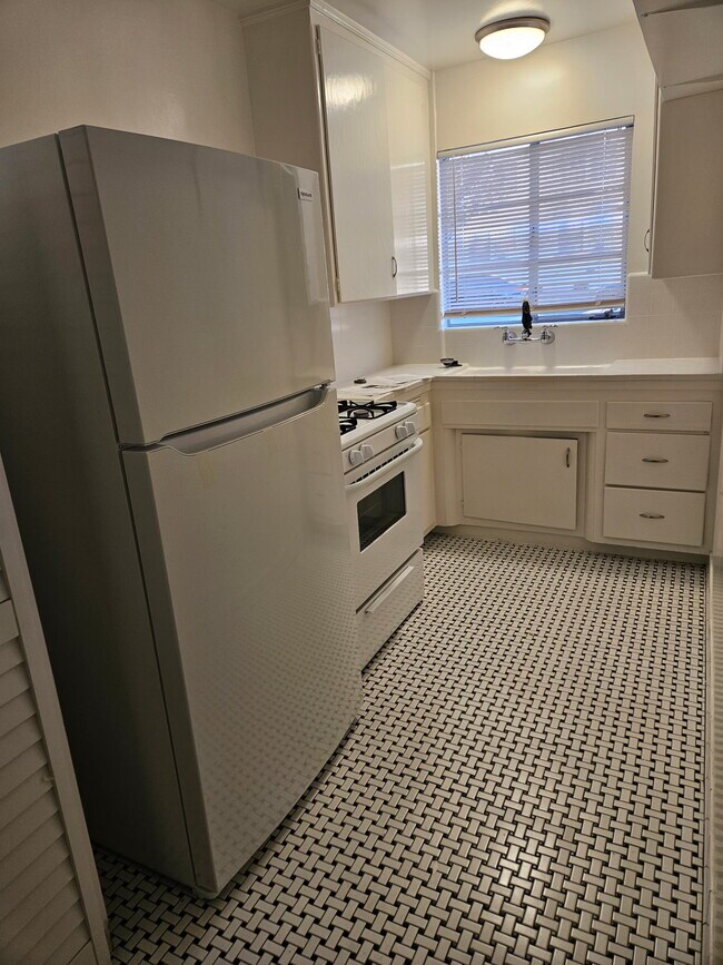 601 W Foothill Blvd unit B, Monrovia, CA 91016 - photo 3