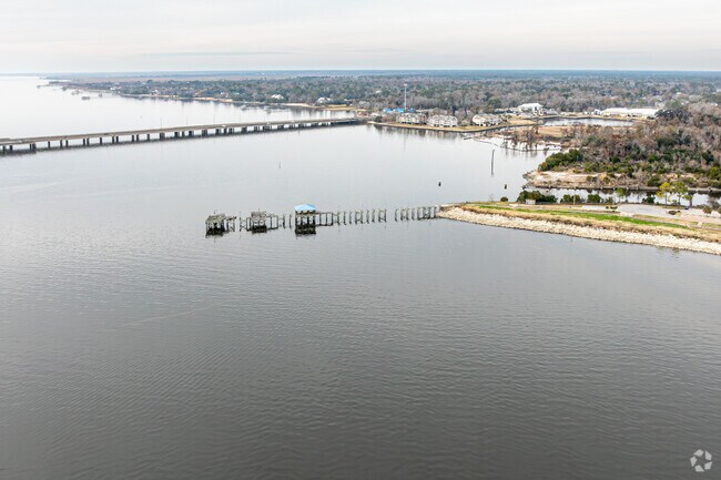 The Lake Pontchartrain Causeway makes commuting from Mandeville to New Orleans quick and convenient.