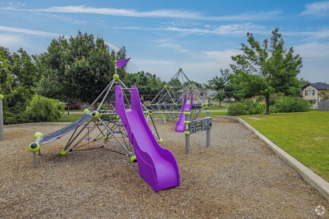 Forest Creek parks offer picnic tables, grills, playscapes, and walking trails.