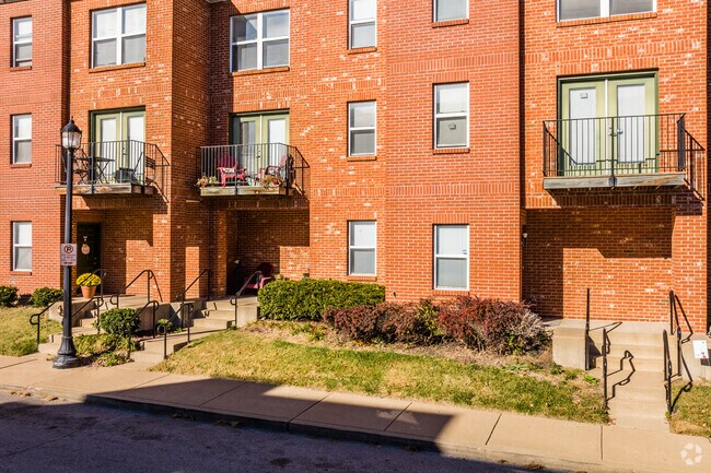 Peabody Darst Webbe condo residents enjoy easy to maintain curb appeal.