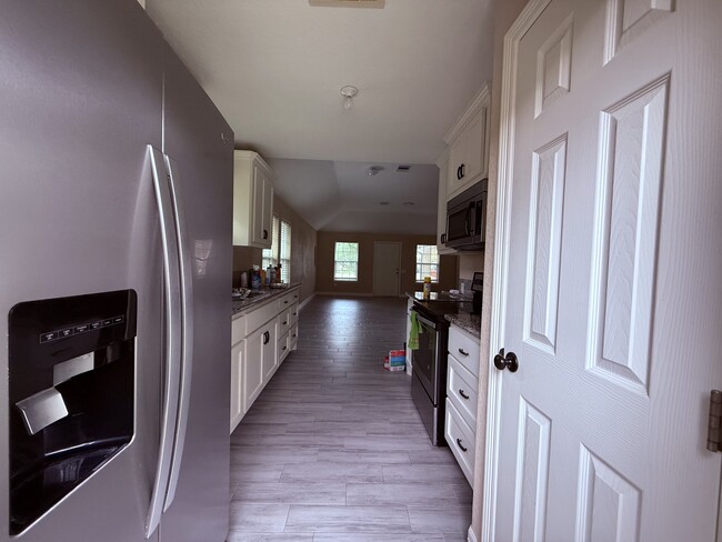 1026 N Arcola St, Angleton, TX 77515 - photo 4