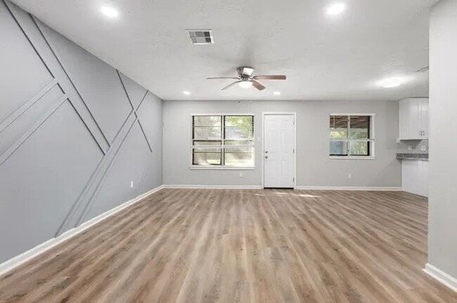 9806 Thrush St, La Porte, TX 77571 - photo 3