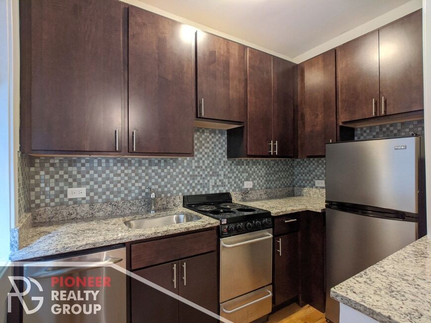 633 W Barry Ave unit 1, Chicago, IL 60657 - photo 1