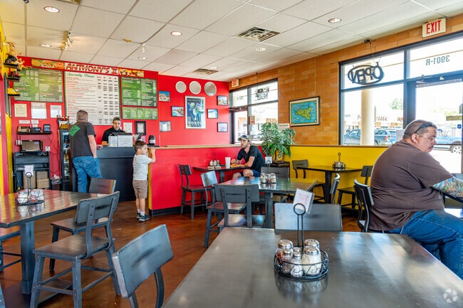 Woodglen locals love Anthony’s II for pizza, pasta, and friendly service.