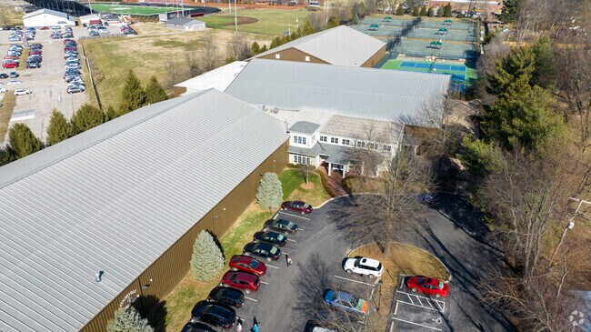 Thornhill offers a few private clubs for recreation including Louisville Tennis Club.