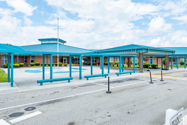 Virginia Williamson Elementary School serves students in grades Prekindergarten through 5, with a student-teacher ratio of 15:1.
