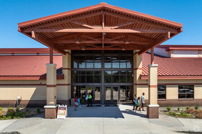 The Hickory Hill Community Center in Memphis offers an indoor pool and gymnasium.