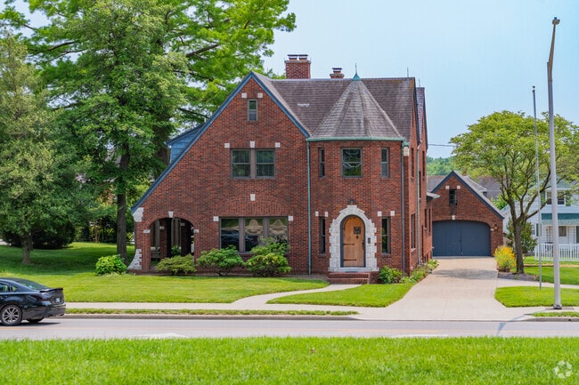 Adorable Queen Anne style homes can be found in Jasper.