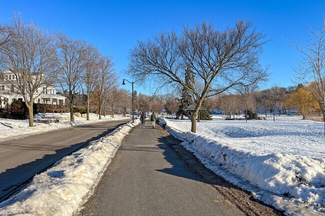 Lake trial is perfect for riding a bike or walking all year round.