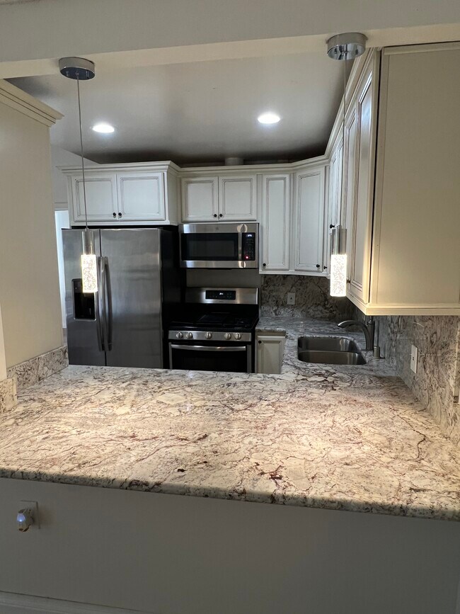 19156 Avenue of The Oaks unit B, Newhall, CA 91321 - photo 4