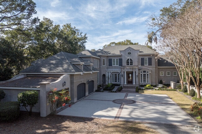 Spanish Wells’ luxury homes blend traditional Southern charm with modern amenities.