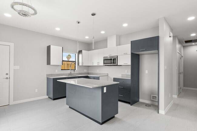 2020 Summerland Ln unit 2, Edinburg, TX 78541 - photo 2