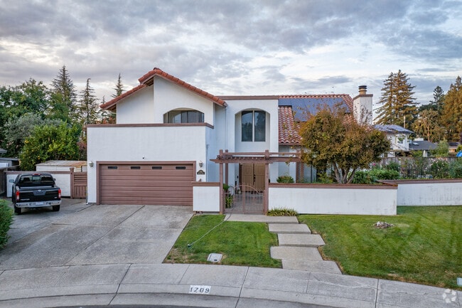 Custom homes are readily available throughout the Lincoln Village neighborhood.