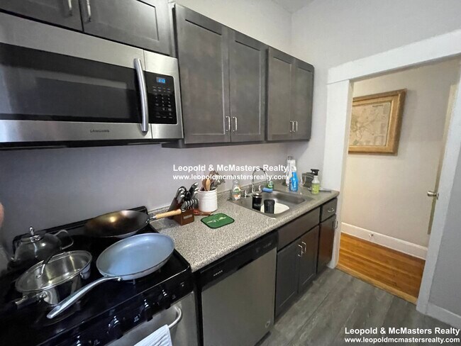 164 Gardner St unit 4, West Roxbury, MA 02132 - photo 2