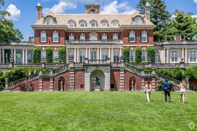 Walk the perfectly maintained grounds of the Old Westbury Gardens.