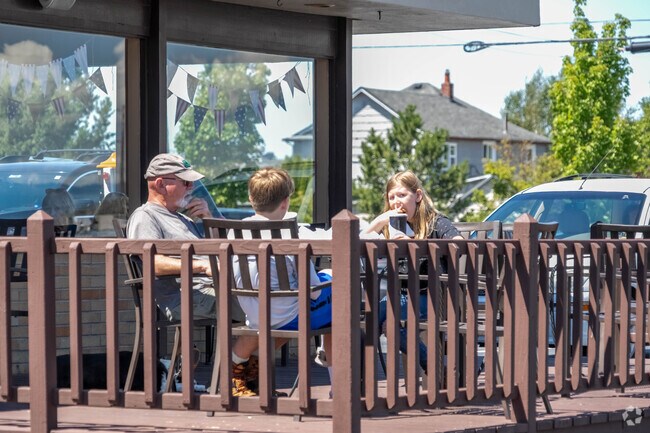 There are plenty of outdoor restaurants and cafes in Skyline.