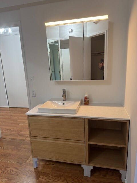 New modern vanity & mirror