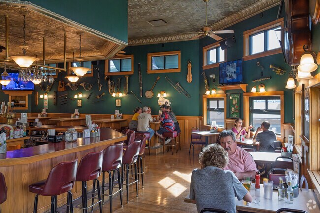 Powell Poage Hamilton residents enjoy lunch or dinner at Houghton's Jackson Street Pub.