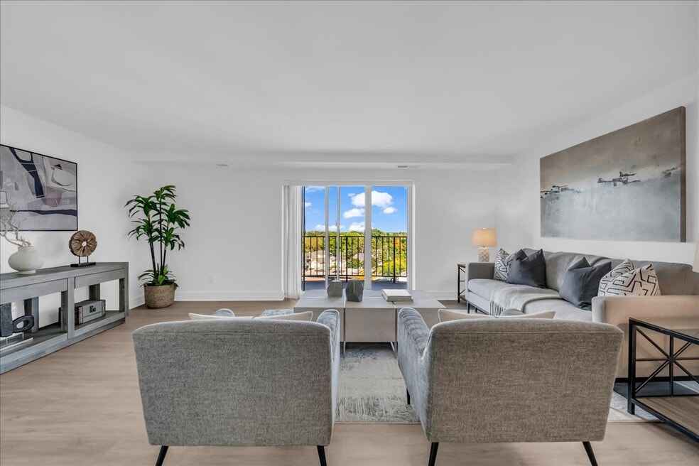 Birmingham Place unit 924, Birmingham, MI 48009 - photo 1