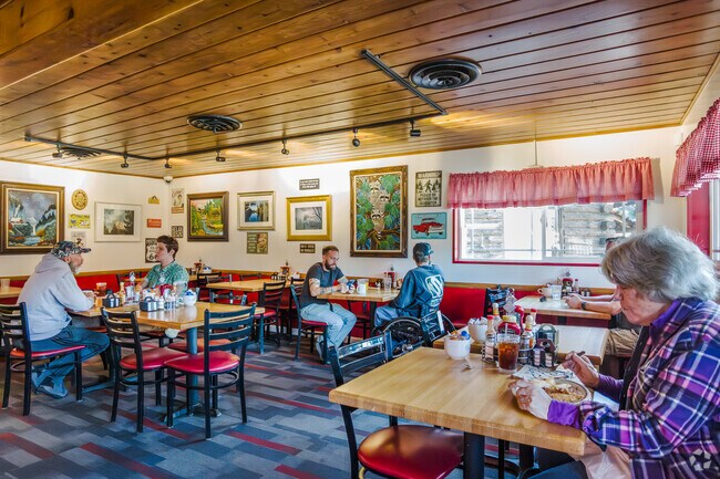 Stop in at the Red Kettle Diner for classic American Dishes in Idyllwild Mountain Park.