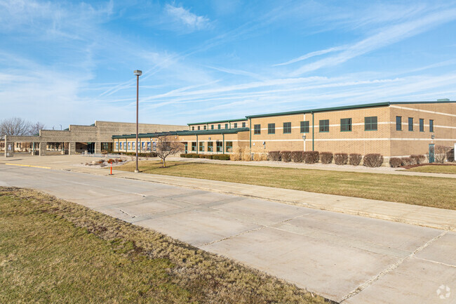 Minooka Junior High School has a student-teacher ratio of 17 to 1.