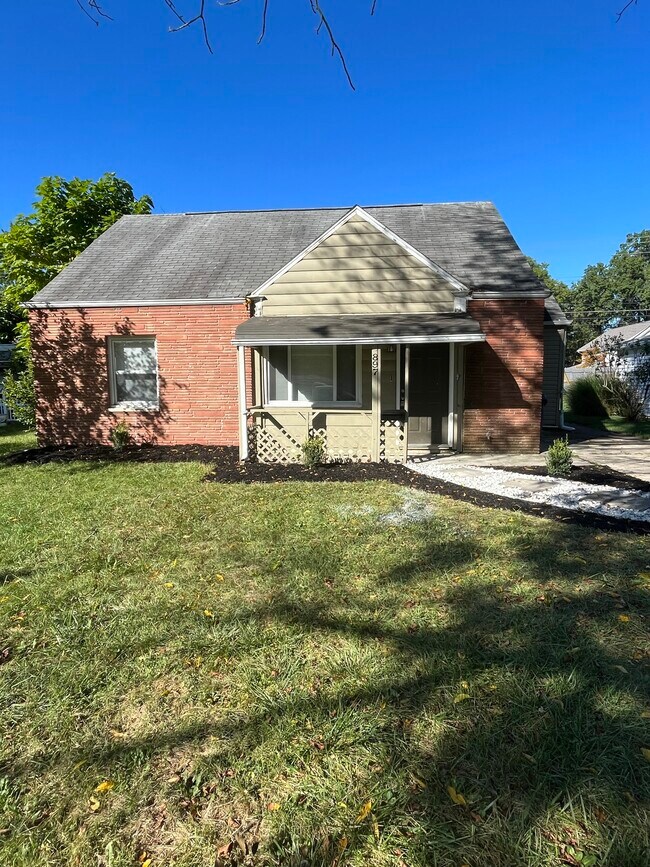 897 Exeter Rd, Columbus, OH 43213