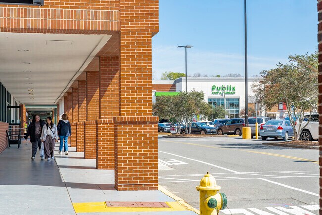 Publix and other convenient shopping are centrally located for Cotsworld residents.