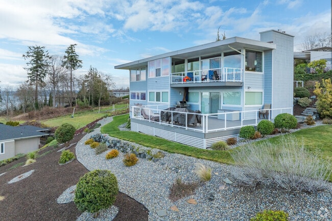 Mid Century Modern homes make up a large portion of Buenna's architecture.