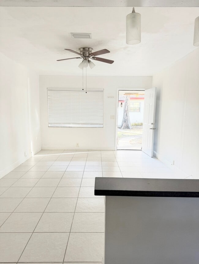 4290 NW 21st Ave, Oakland Park, FL 33309