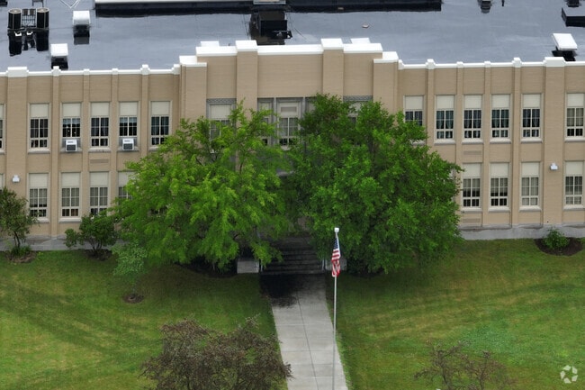 Jefferson Elementary School has a student-teacher ratio of 11 to 1.
